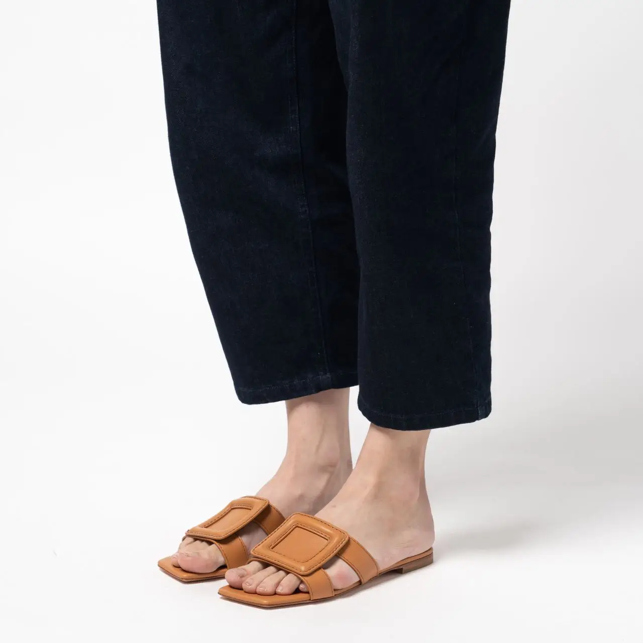 ROGER VIVIER/Stitching Buckle ファブリック スライドサンダル Roger Vivier Stitching Buckle Sandals Flat Leather Brown