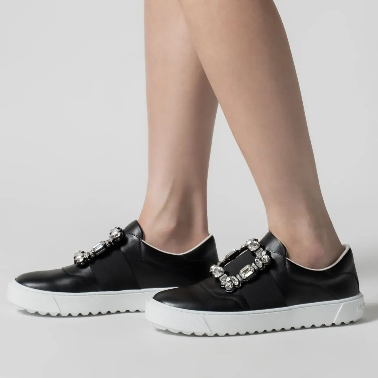 【Roger Vivier】Very Vivier Strass Buckle デニム スニーカー Roger Vivier Very Vivier Strass Buckle Sneakers In Denim