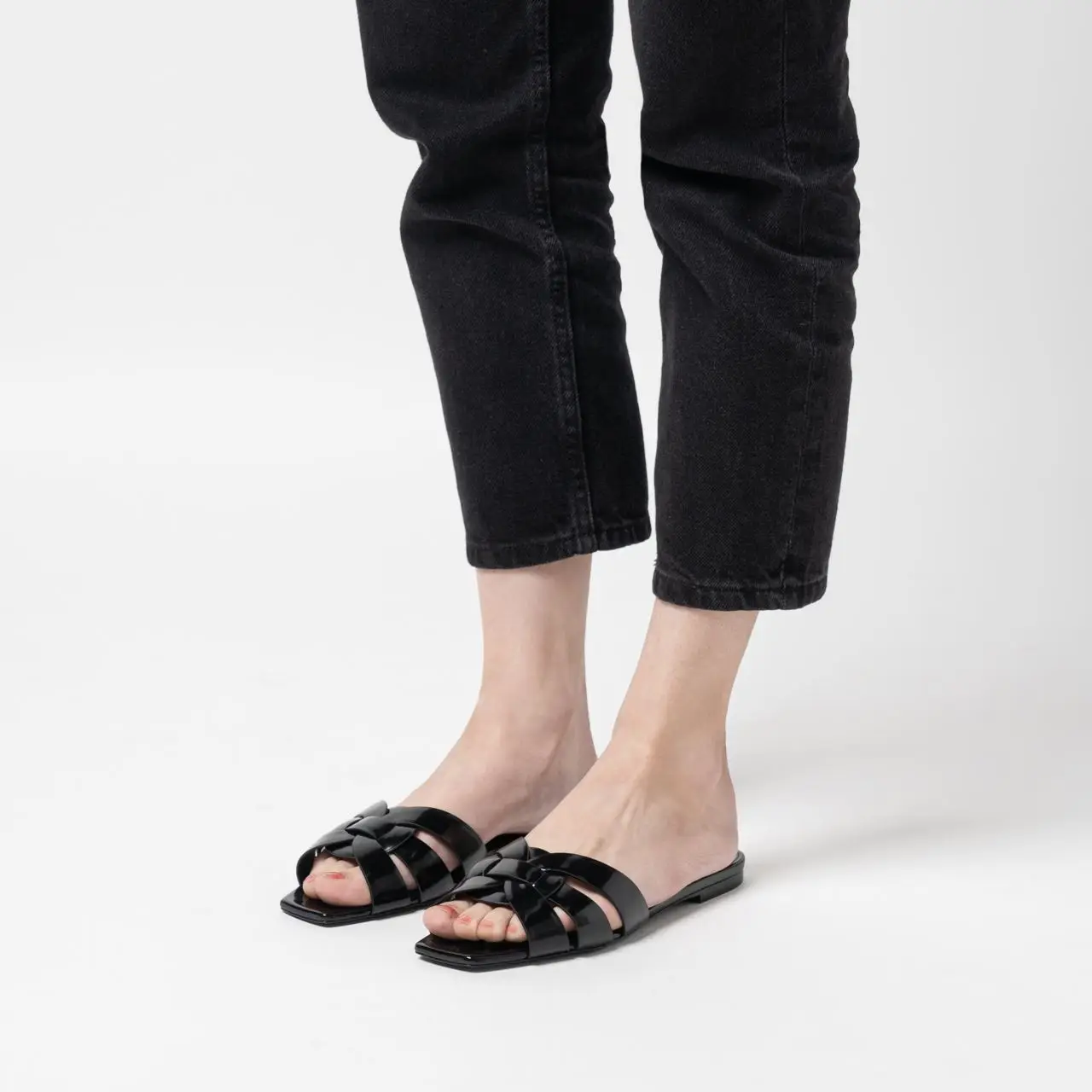 Saint Laurent Tribute Calf Patent Leather Flat Sandal Black