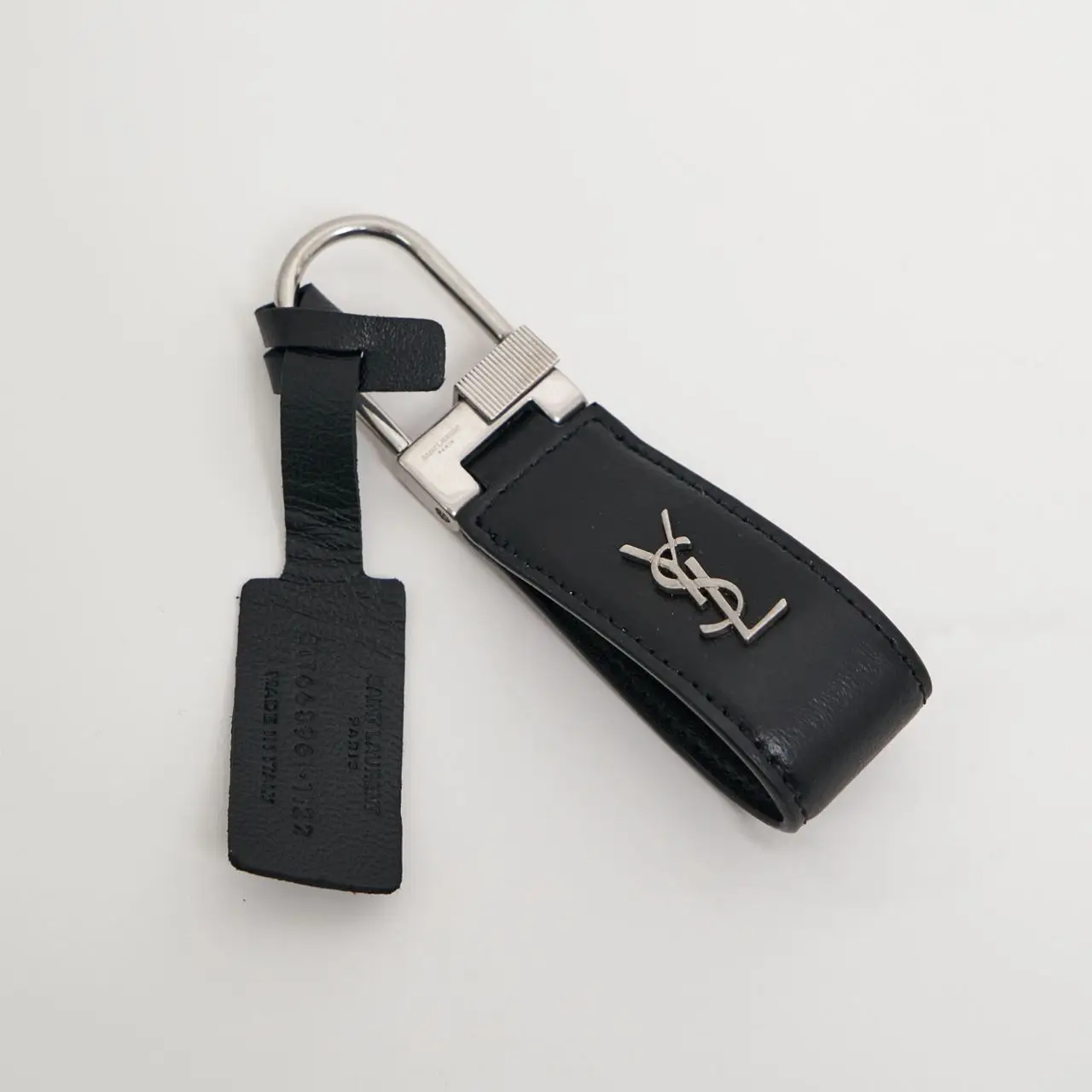 【美品】SAINT LAURENT CASSANDRE KEY RING TINY CASSANDRE keyring in smooth leather | Saint Laurent
