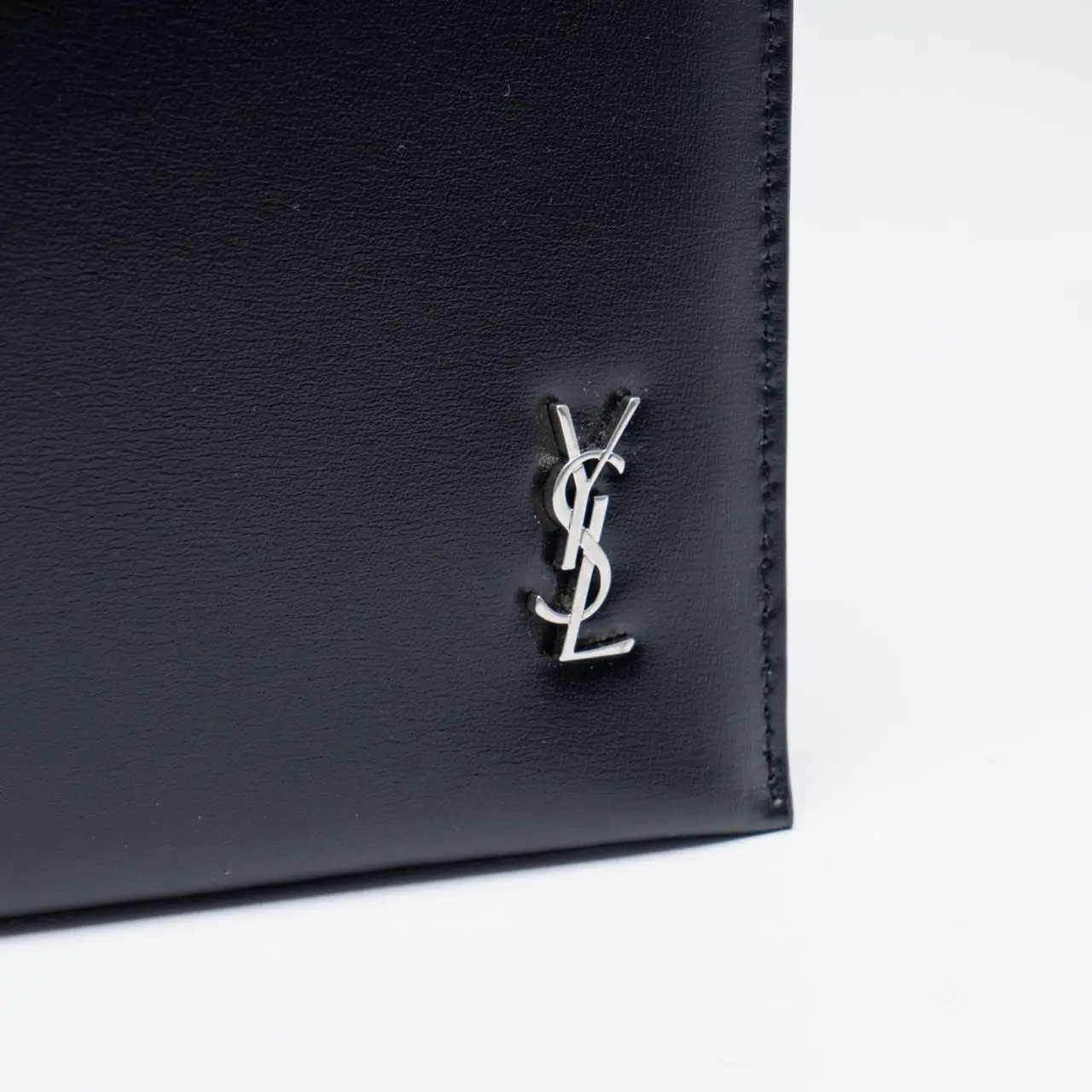 【美品】SAINT LAURENT TINY CASSANDRE LEATHER TINY CASSANDRE credit card wallet in shiny leather in Black
