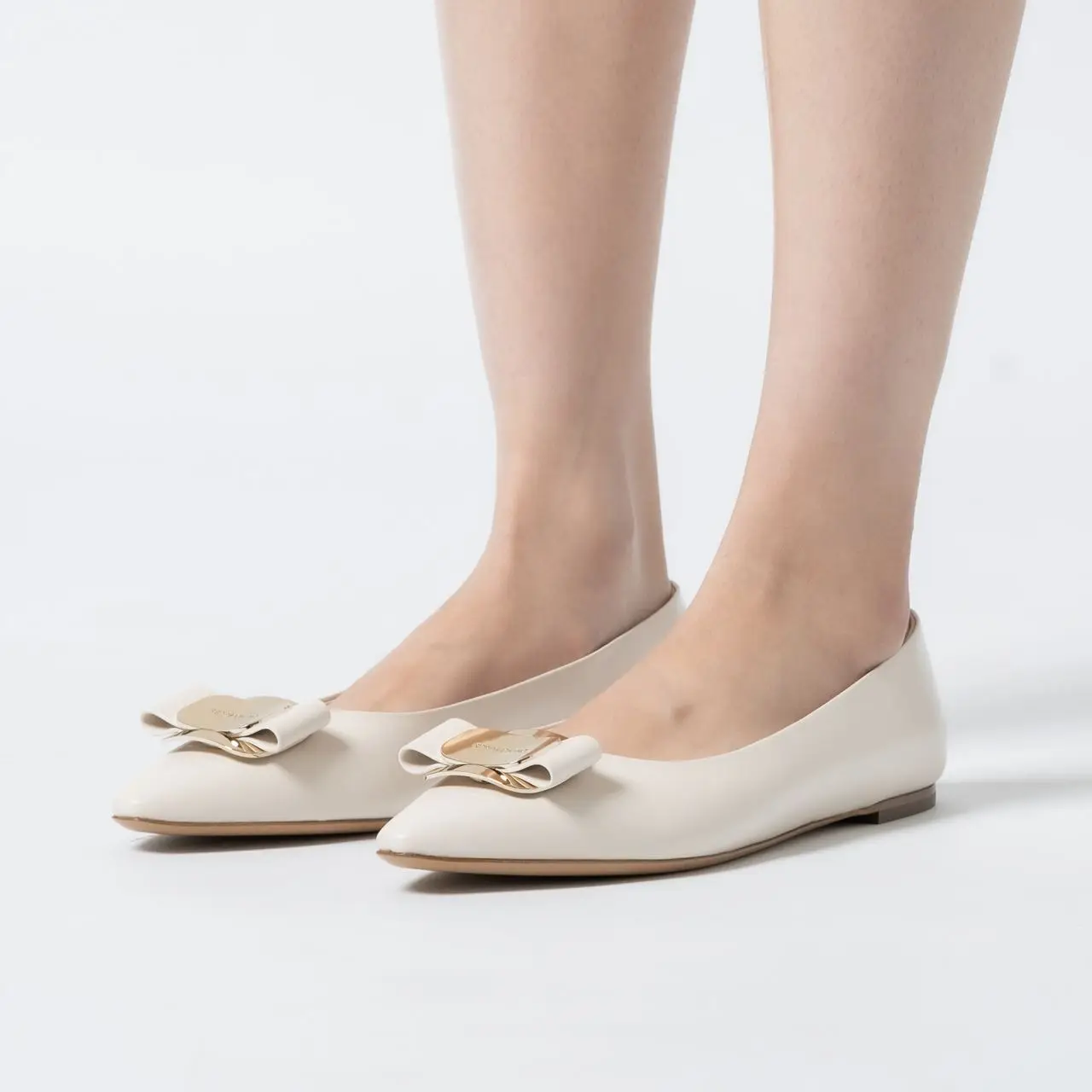 フラットシューズ FERRAGAMO Woman Ballet flats White 0777437 MASCARPONE New Vara plate bicolor ballet flat - Women | Ferragamo