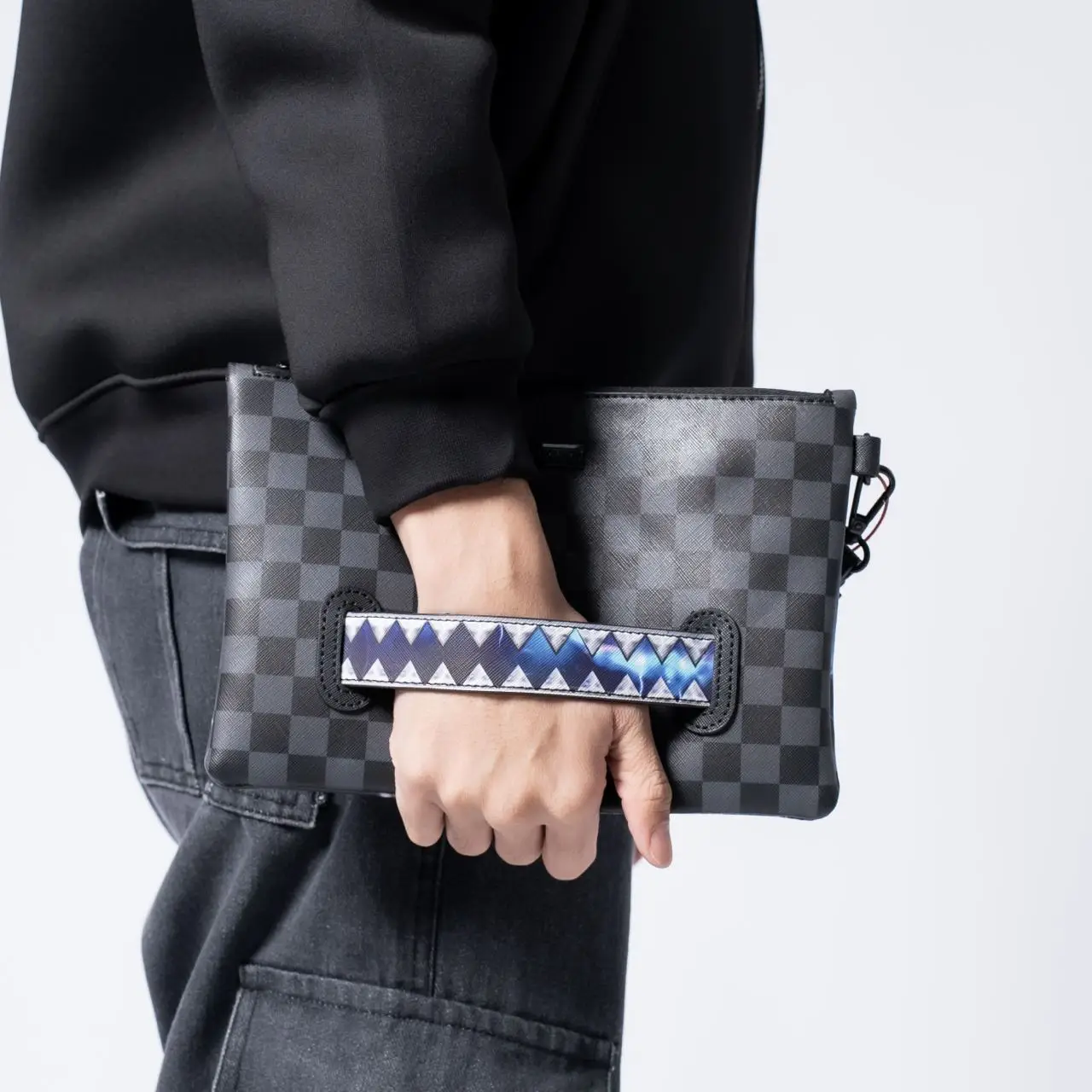 【SPRAYGROUND】マインドトリップ2 クロスオーバークラッチ MIND TRIP 2 CROSSOVER CLUTCH – SPRAYGROUND®