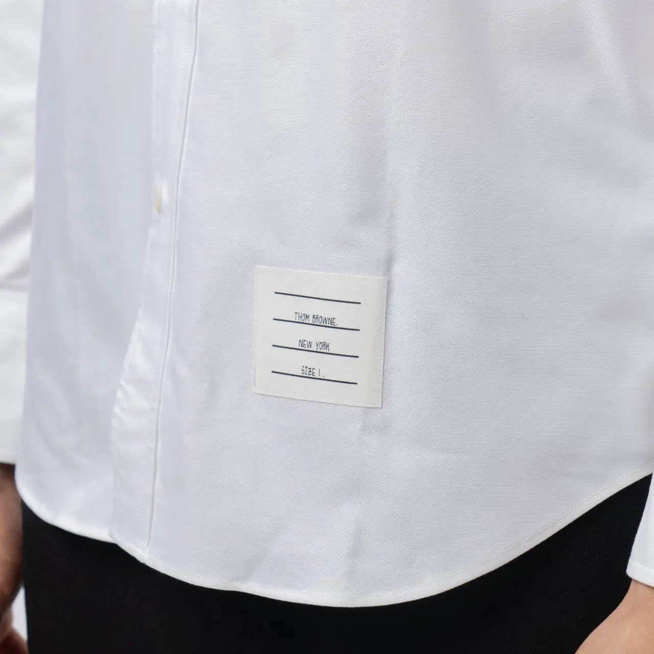 【関税込み】Thom Browne ホワイト Armband マキシワンピース Thom Browneのホワイト Armband マキシワンピースがセール中