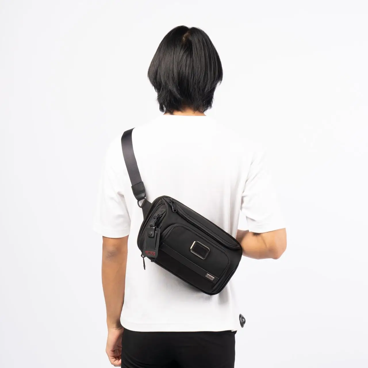 Tumi Alpha Large Sling Bag Black – voilà.id Tumi Alpha Large Sling Bag Black – voilà.id