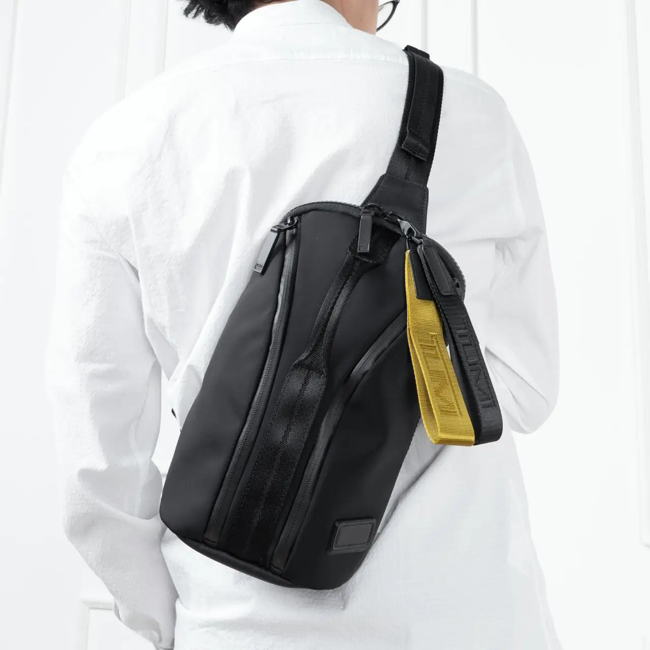 Tumi Tahoe Crosse Sling Bag Black – voilà.id