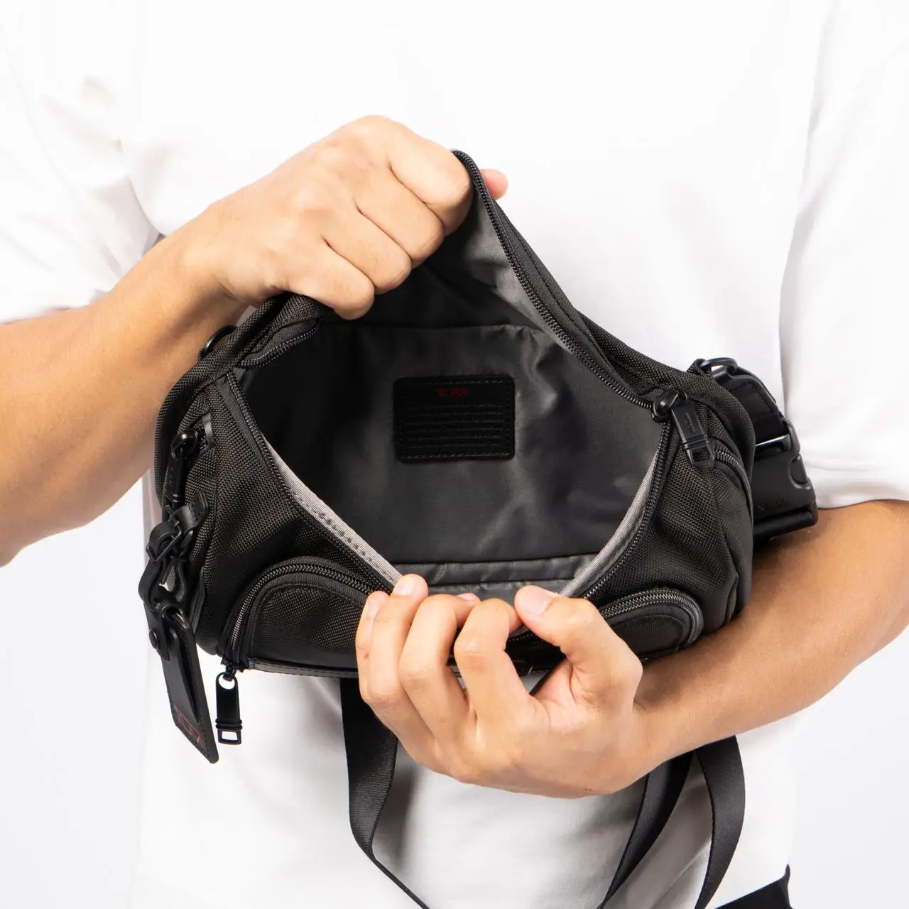 Tumi Alpha Large Sling Bag Black – voilà.id Tumi Alpha Large Sling Bag Black – voilà.id