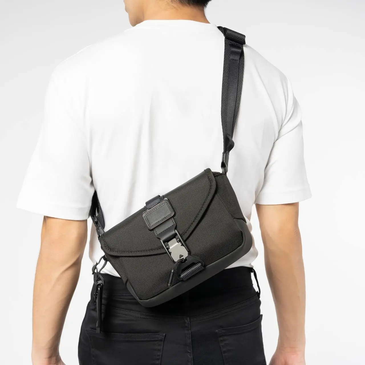 Tumi Alpha Tumi Logan Alpha Bravo Compass Flap Crossbody Black