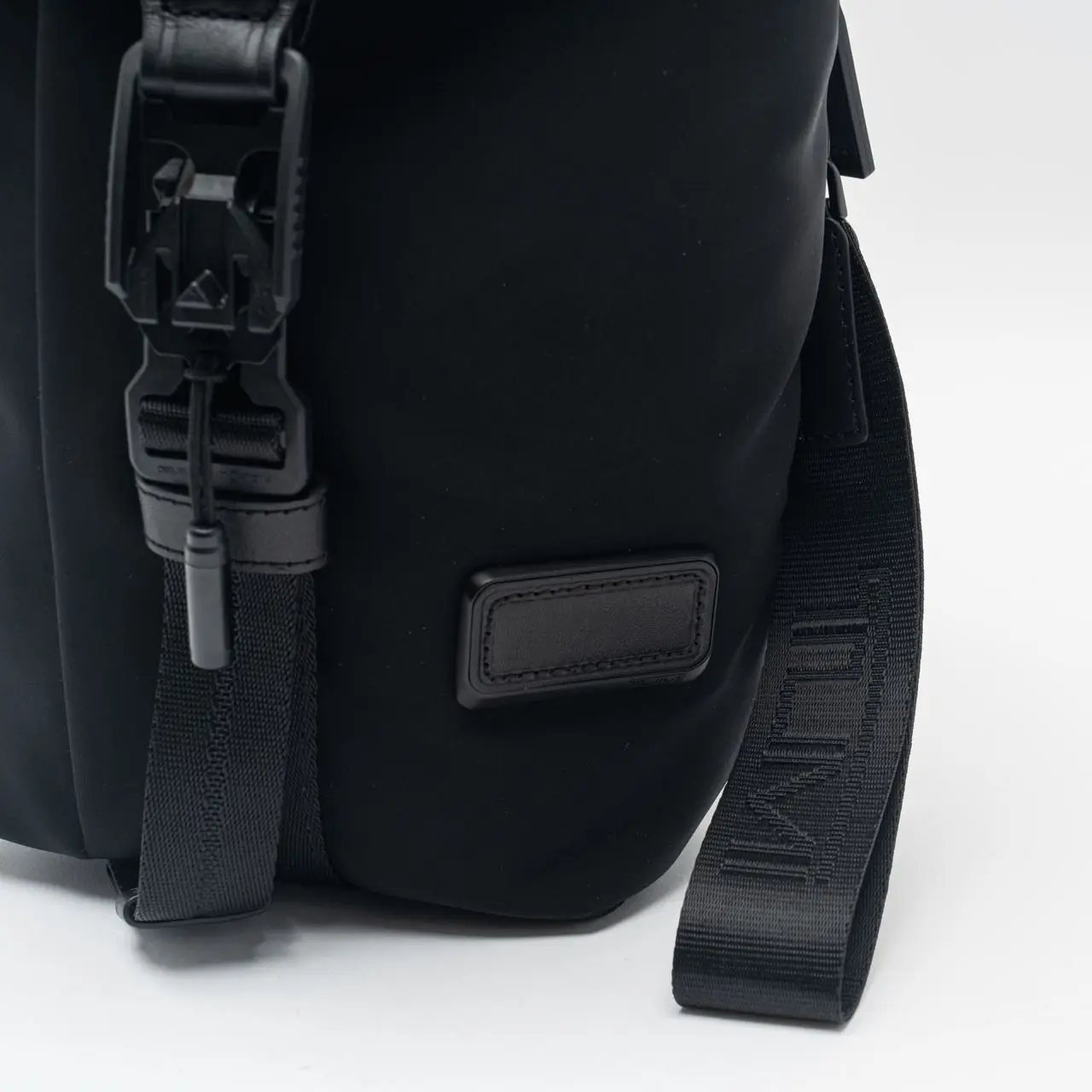 Tumi Tahoe Bozeman Sling Bag Black – voilà.id