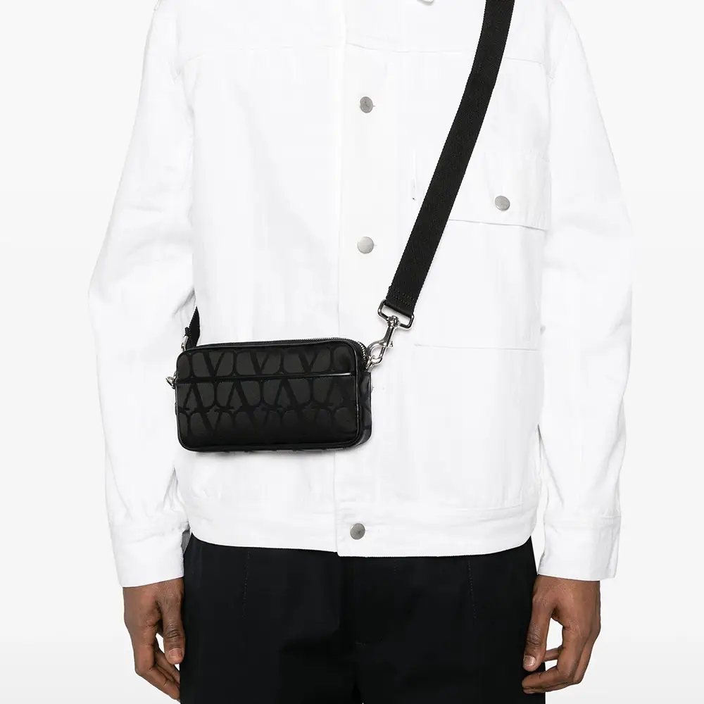 【VALENTINO】 Logo-Embossed Messenger Bag 16459638_31985491_600.jpg