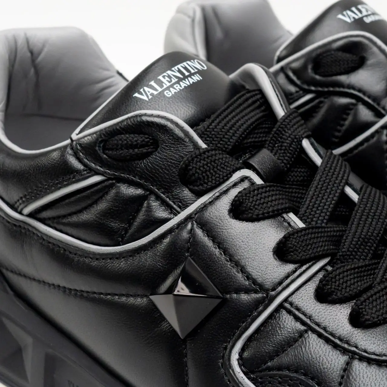 【関税&送料込】Valentino Garavani Black Nappa Leather Chrom 関税&送料込】Valentino Garavani Black Nappa Leather Chrom