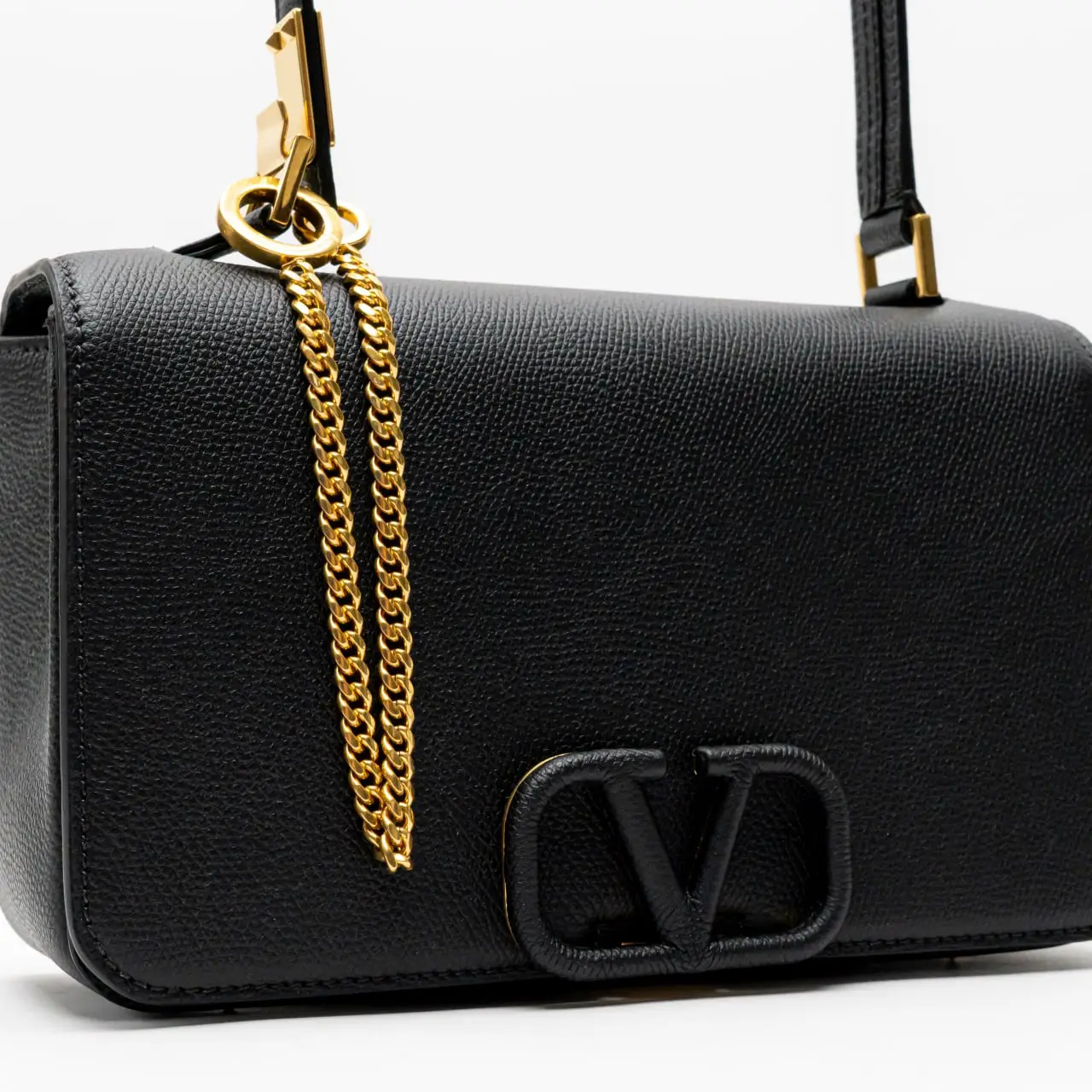 ショルダーバッグ・ポシェット Valentino Garavani Black Leather Vlogo SignatureShoulder Bag Valentino Garavani - VLogo Black Leather Chain Shoulder Bag