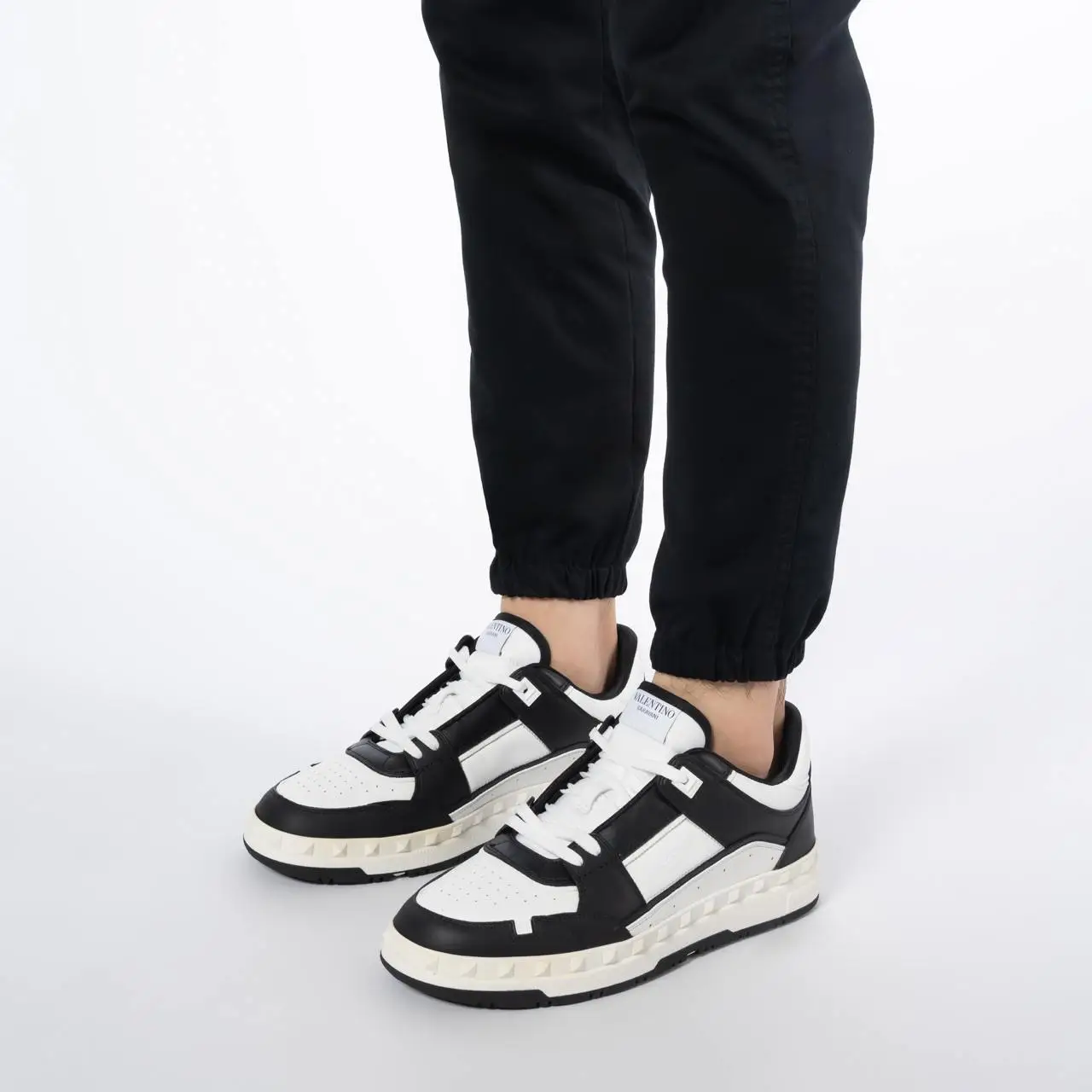 【送関込】VALENTINO☆ヴァレンティノ Freedots sneakers Valentino Garavani Freedots Low-Top Sneakers Black White
