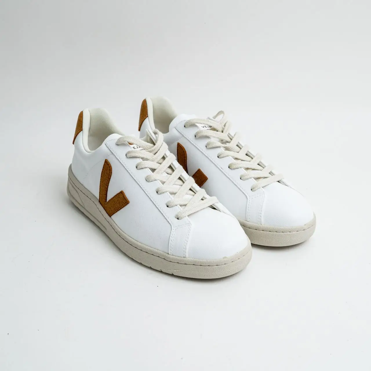 Veja Urca Low Top Sneakers White Camel Men – voilà.id