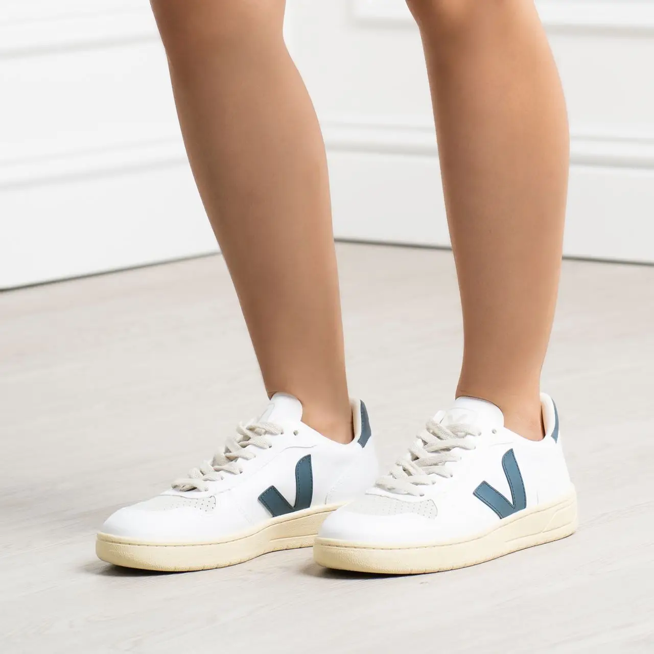 Veja V-10 Low Top Sneakers White California Women – voilà.id