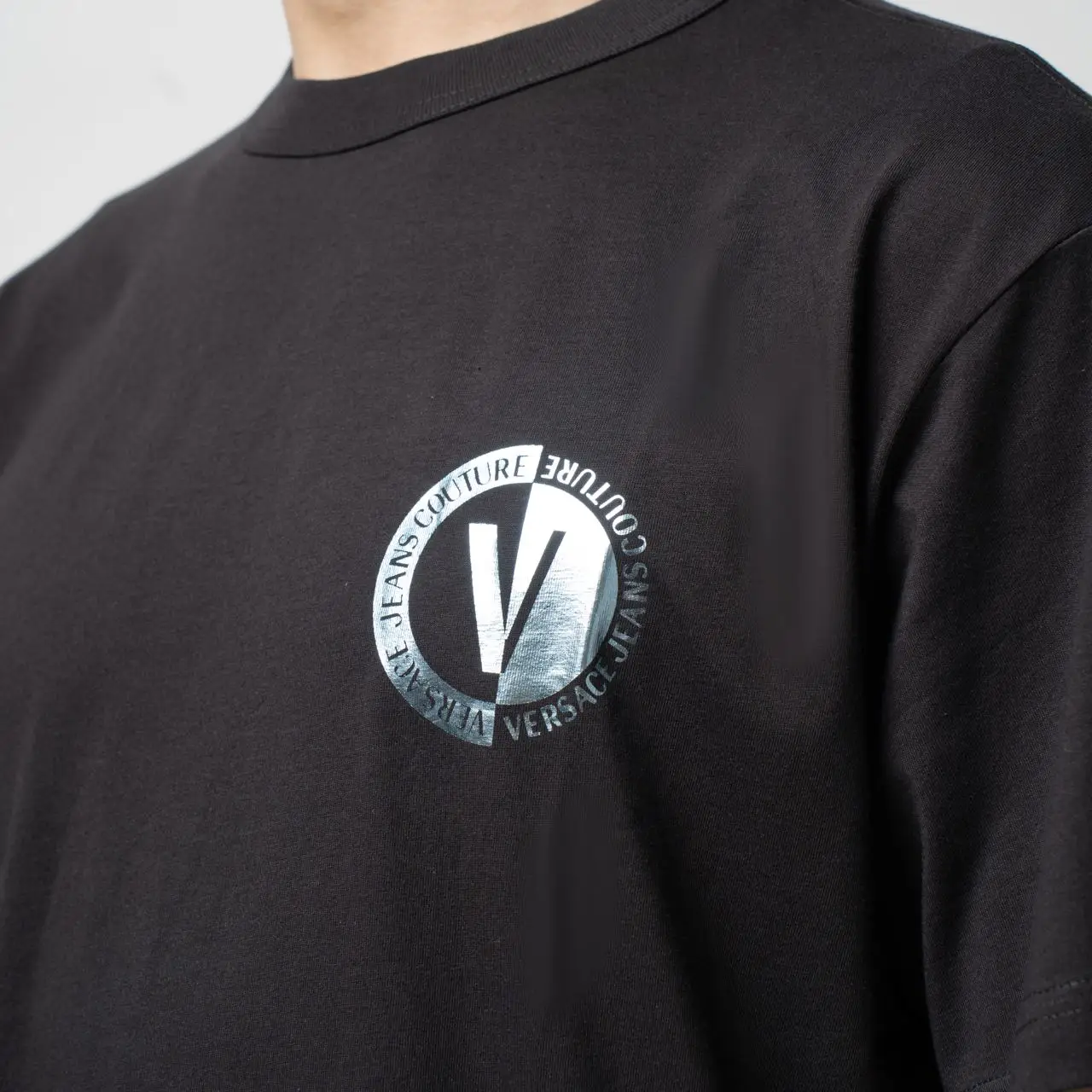 Versace V Round Metallic Logo T-Shirt Black – voilà.id