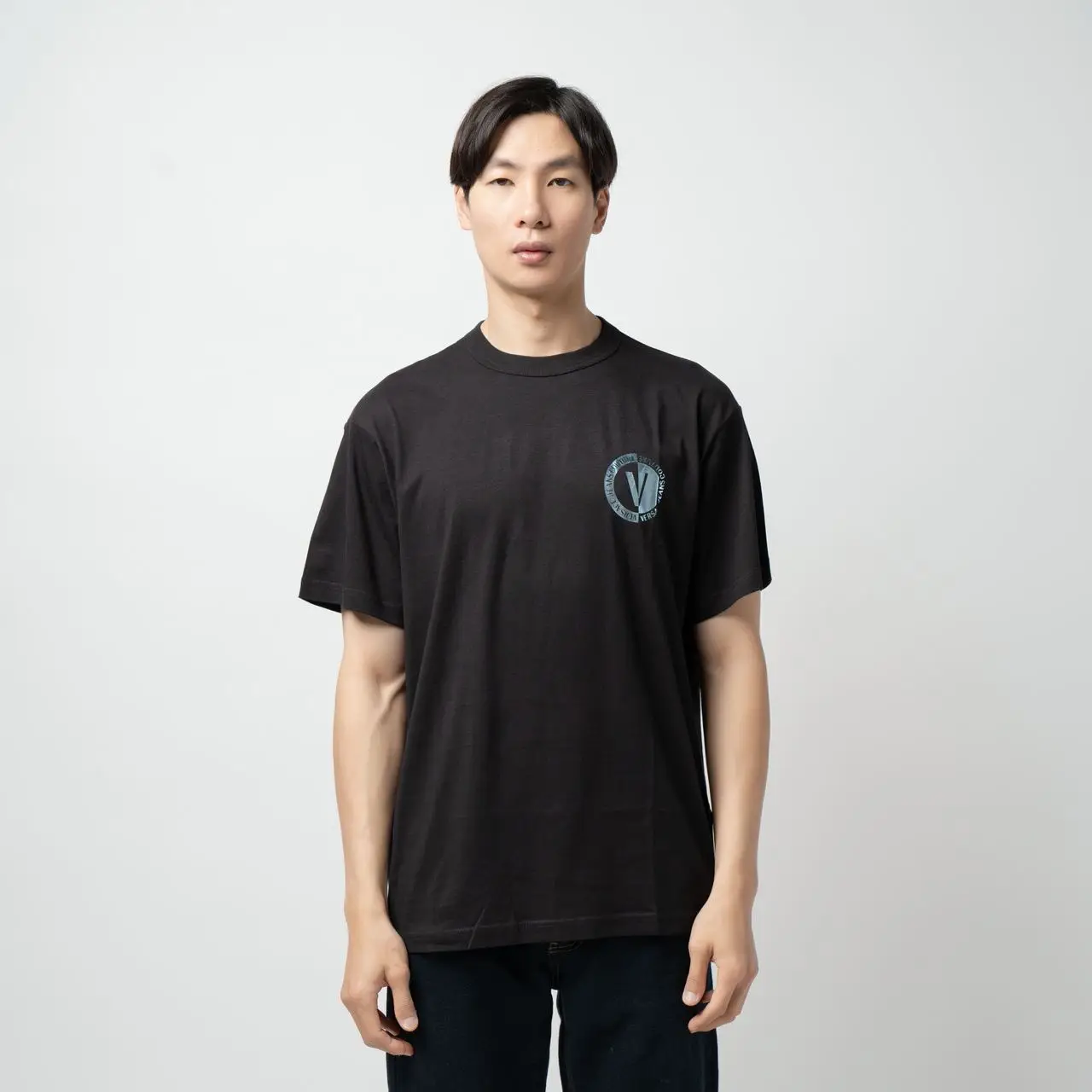 Versace V Round Metallic Logo T-Shirt Black – voilà.id