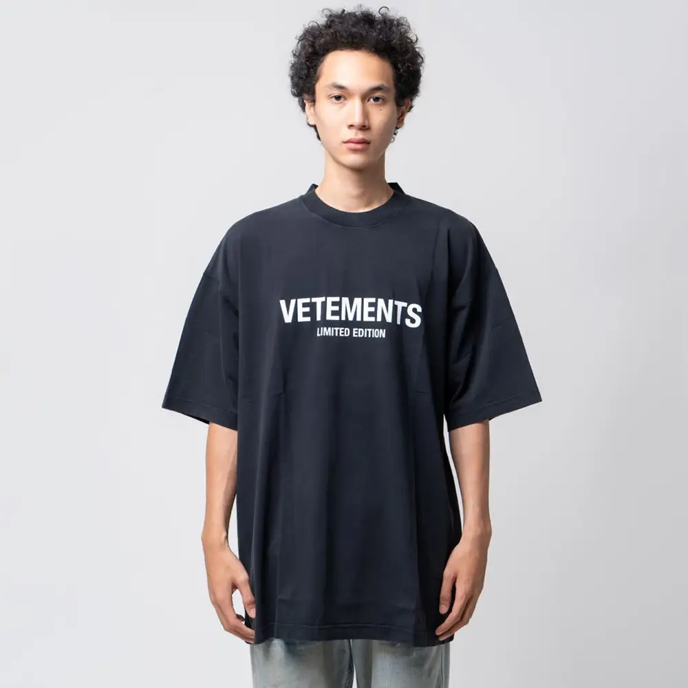 【関税込み】VETEMENTS ブラック Limited Edition Tシャツ VETEMENTSのブラック Limited Edition Tシャツがセール中