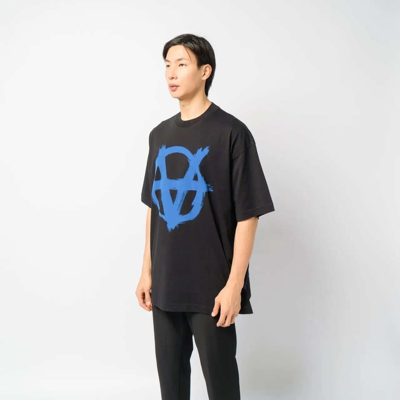 【VETEMENTS】ブラック Double Anarchy オーバーサイズ Tシャツ Black Double Anarchy Oversized T-shirt by VETEMENTS on Sale